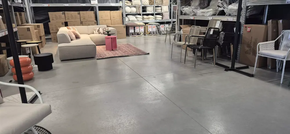Winkelinterieur met gepolierde betonnen vloer in Hasselt
