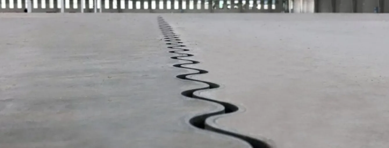 Voorbeeld van een sinusvormig dilatatievoegprofiel in een betonvloer