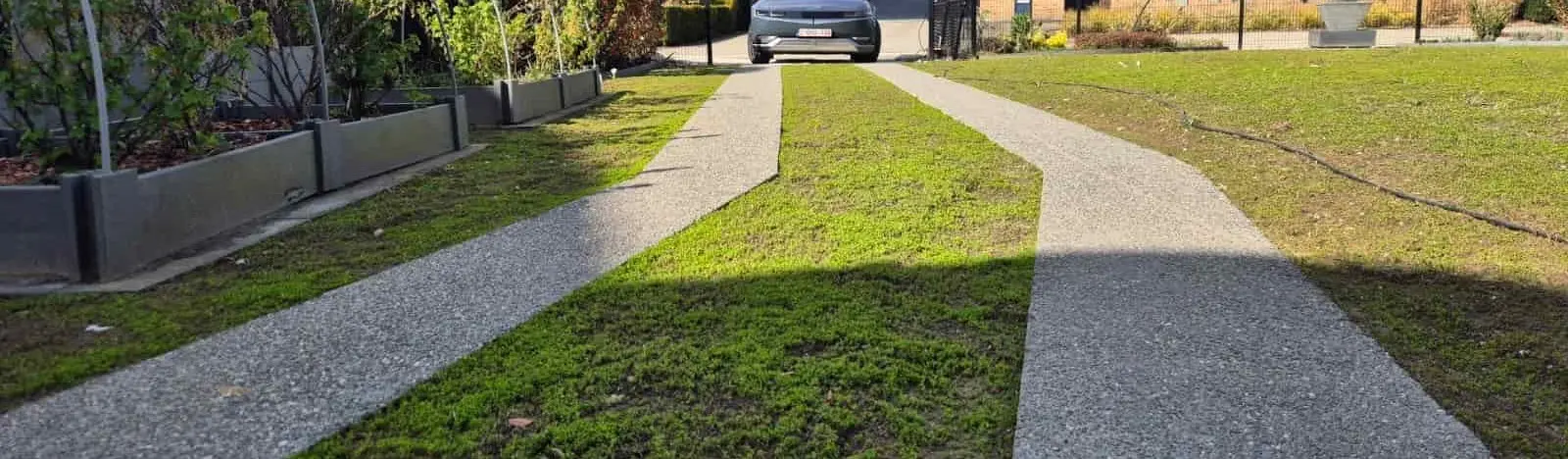 Karrensporen in uitgewassen beton