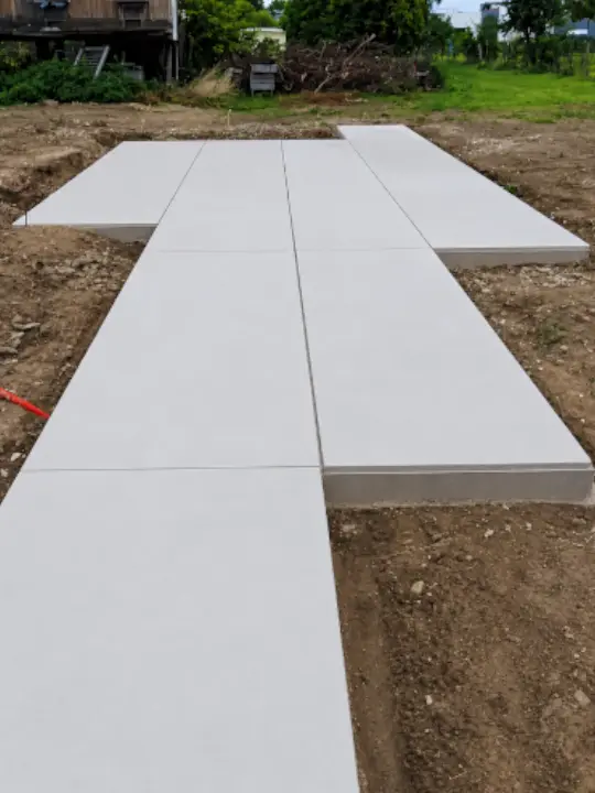 Grote rechthoekige vlakken in het lichte betonterras in Diepenbeek