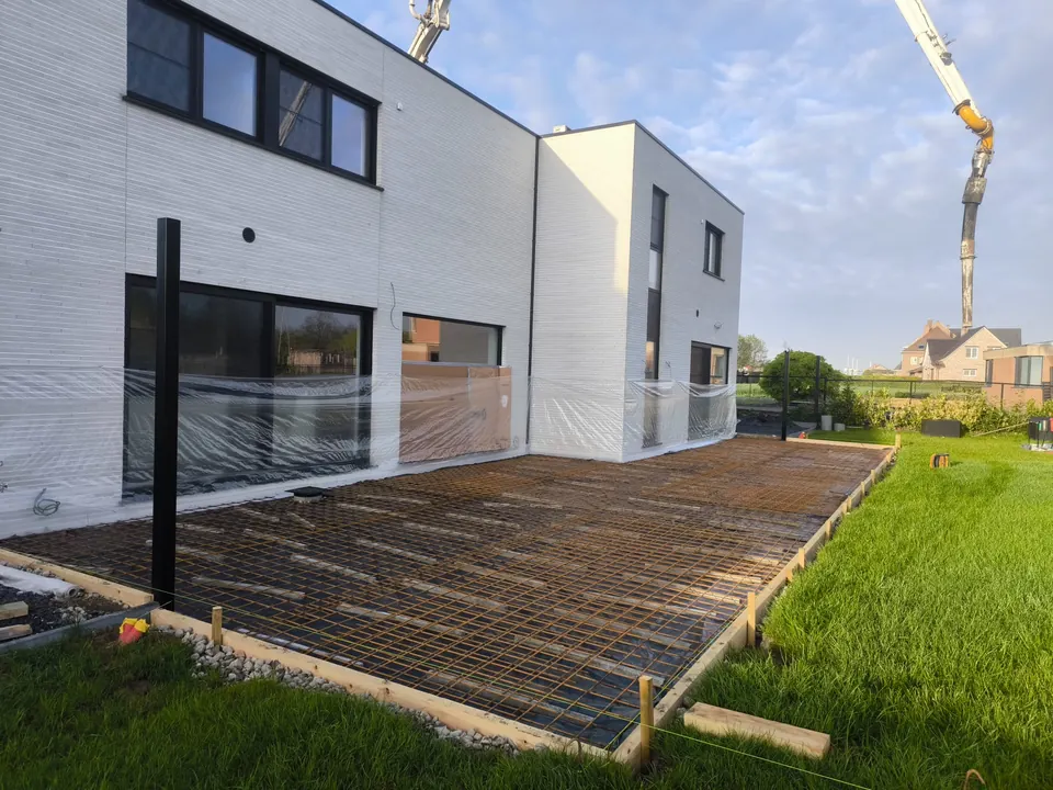 Bekisting en wapeningsnetten naast een woning in Budingen, vóór het storten van beton