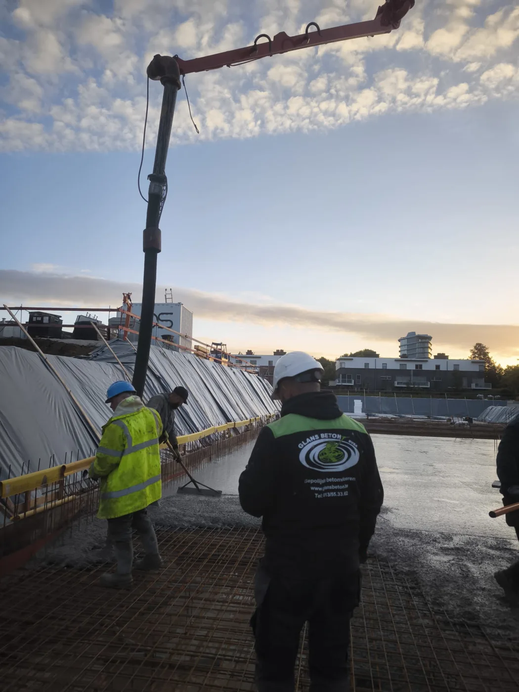 Ploeg van Glansbeton bij de betonpomp tijdens het storten