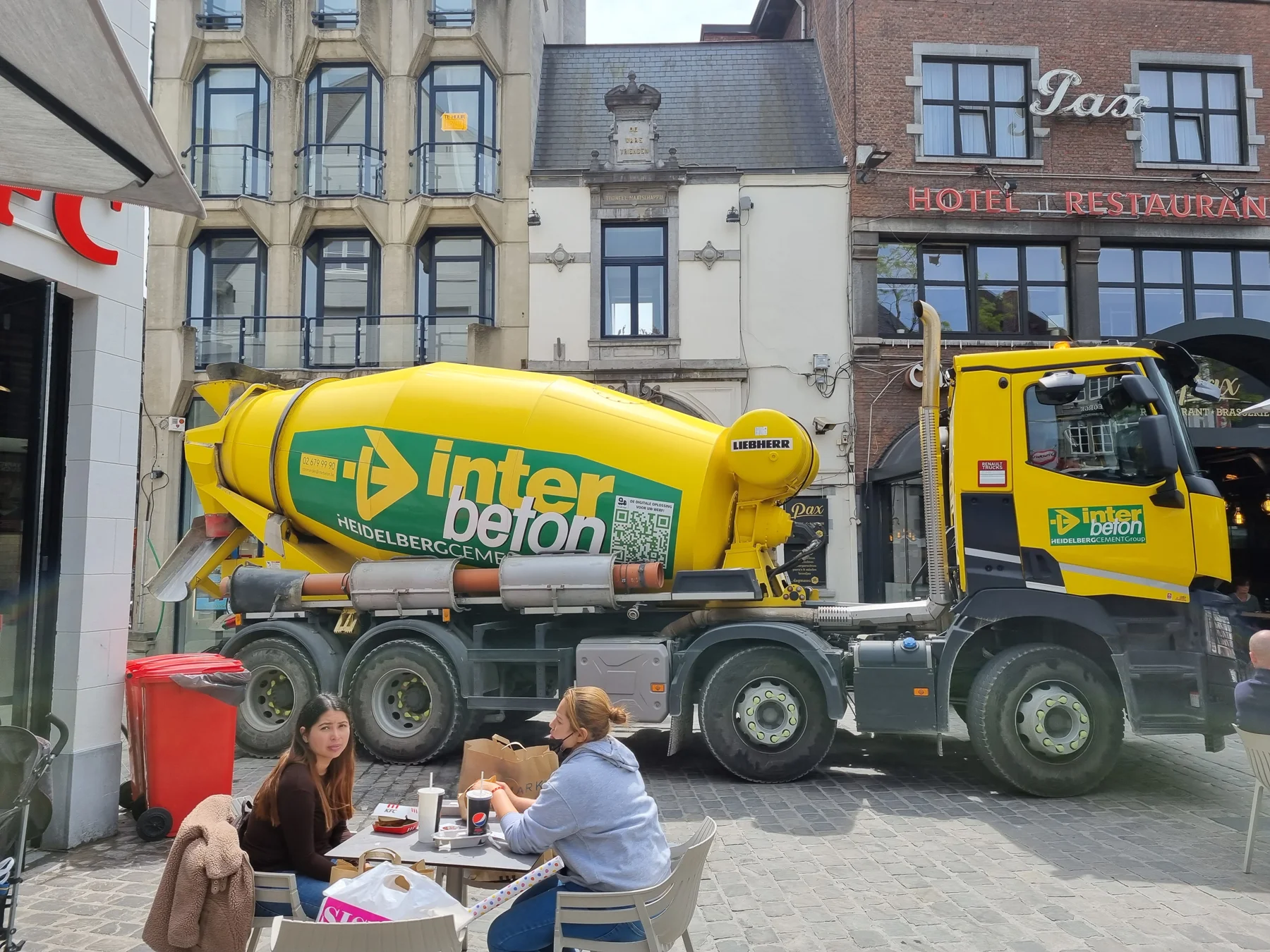 Betonmixer van Interbeton op de markt in Hasselt