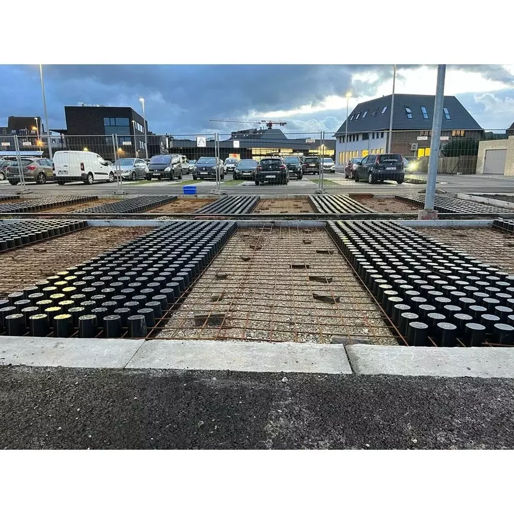 Onderbouw en randen tijdens de voorbereiding van een buitenverharding
