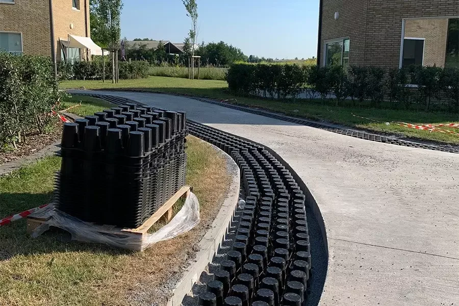 Gebogen rand en omliggende grond bij de voorbereiding van een verharding