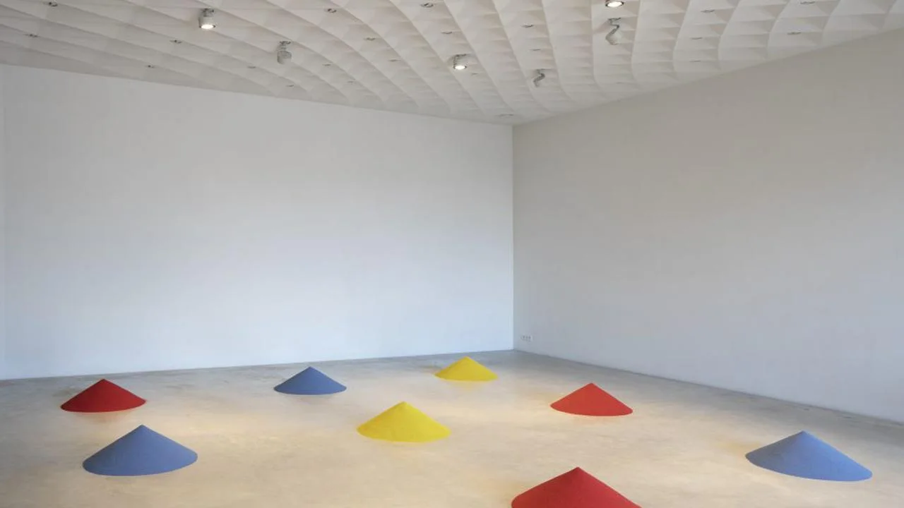 Lichte tentoonstellingszaal met betonvloer in Z33