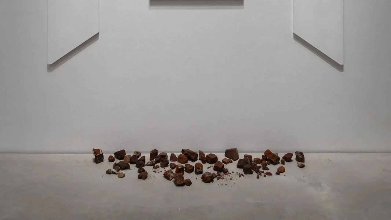 Minerale betonvloer in een tentoonstellingsruimte van Z33