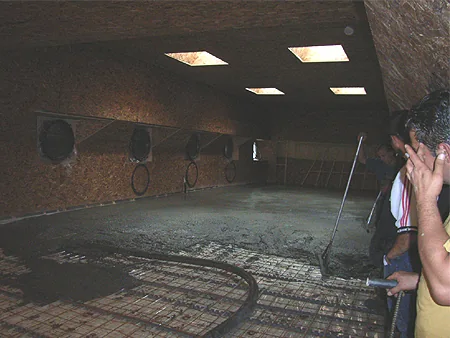 Het beton wordt verdeeld over de vloer op het onderdek