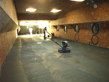 De afwerking van de betonvloer over de lengte van het onderdek