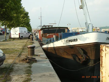 De woonboot aan de kade tijdens de uitvoering