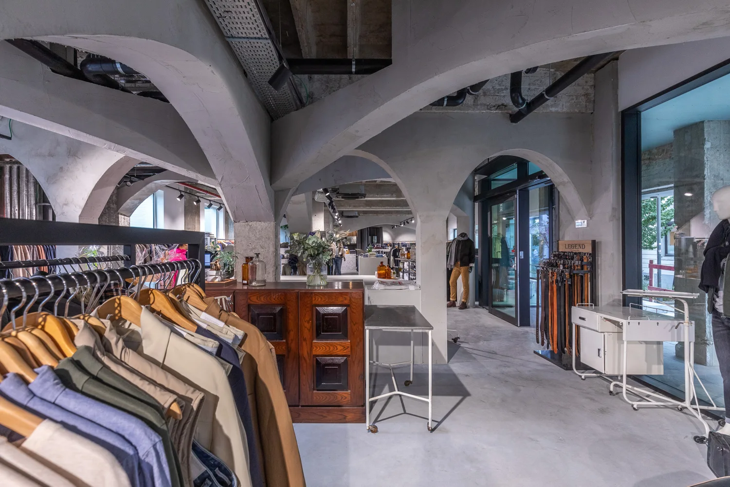 De gepolierde betonvloer in de winkel van CLINIC Hasselt, onder de bestaande betonbogen