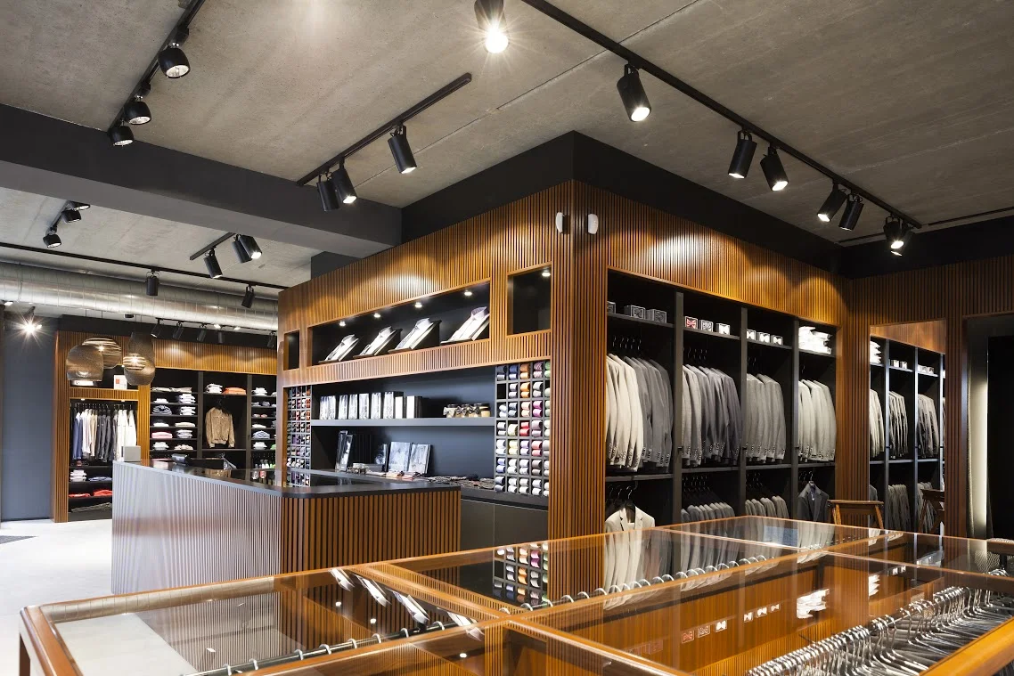 Houtnerf, glazen vitrines en beton in het winkelinterieur