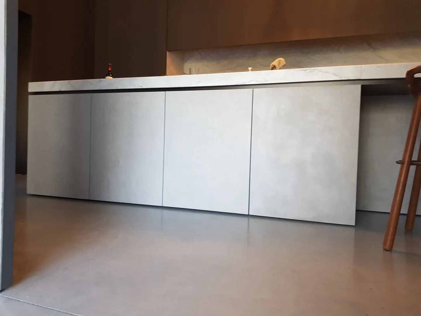 Houten keuken met een gepolierde betonvloer in Leuven