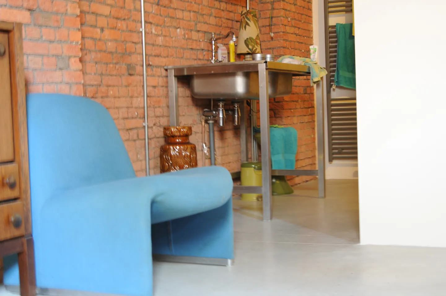 Blauwe designzetel op gepolierd beton in de loft