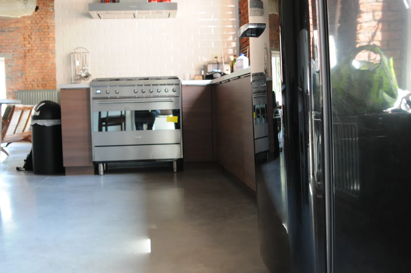Keuken met fornuis en betonvloer in de Antwerpse loft