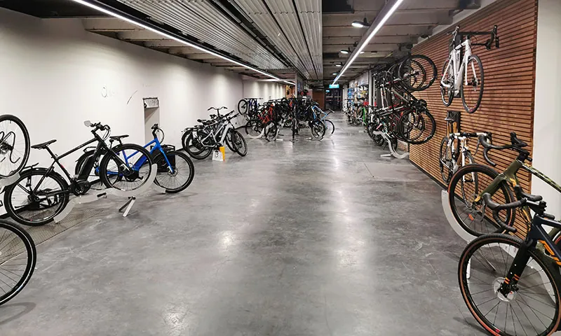 Gepolierde betonvloer tussen fietsen bij Velotril in Beringen
