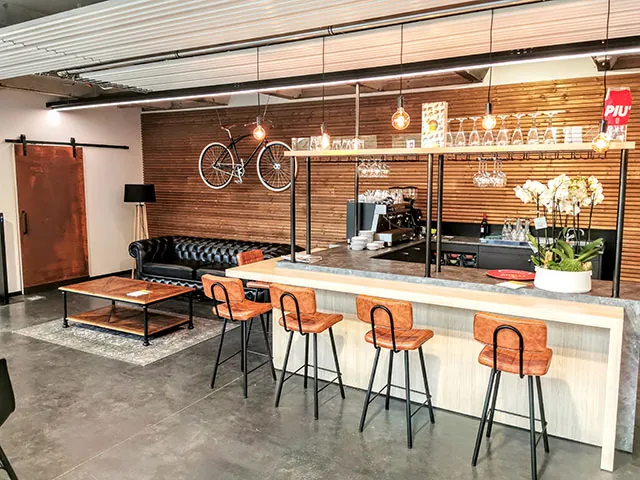 Lounge met houten bar boven de betonvloer bij Velotril