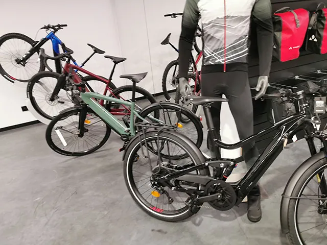Fietsen in het ingerichte interieur op be-MINE