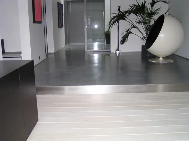 Betonvloer langs de trap en designzetel in Wilrijk