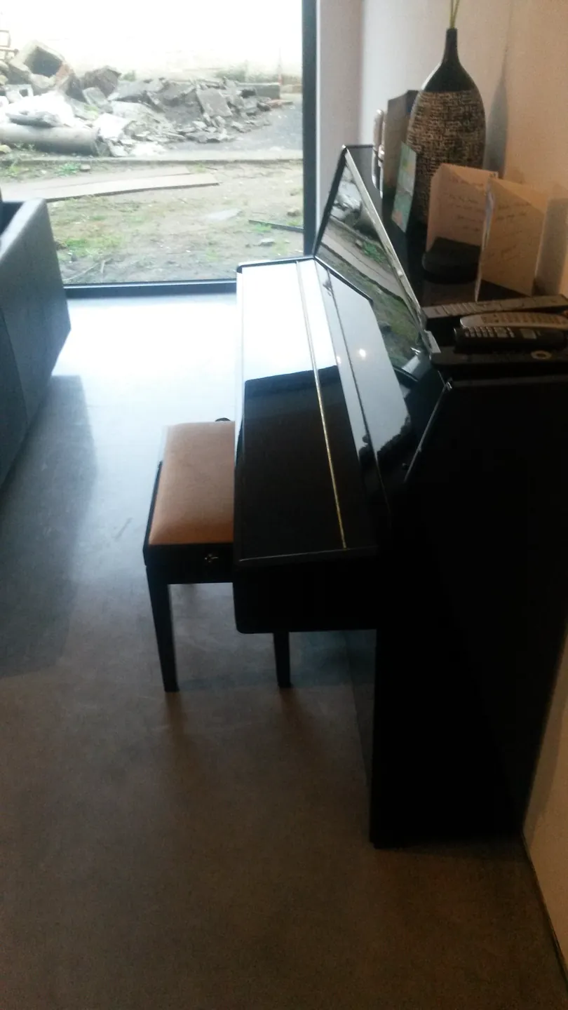Doorkijk door de woning met donkere betonvloer