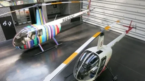Zwarte betonvloer in een helikopterhangaar in Meerbeek