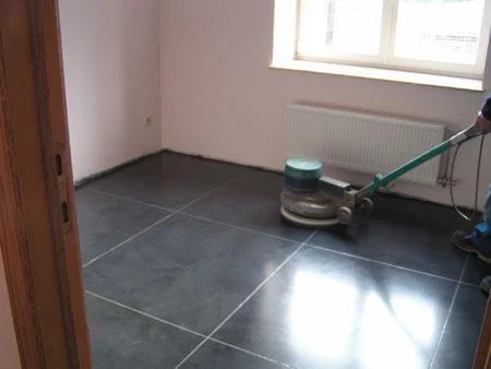 Woonbeton in grote tegelvlakken in een duplex in Herk-de-Stad