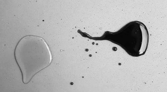 Water en olie op beton: archiefbeeld bij onze uitleg over vloerbescherming. Het resultaat hangt af van de toegepaste behandeling.