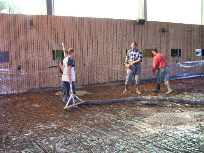 Glansbeton verdeelt het verse beton in de overdekte tuin voor JIM TV