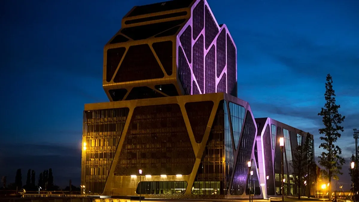 Het gerechtsgebouw in de Hasseltse stationsomgeving. Sfeerbeeld van de omgeving; de funderingsplaten van de stationsparking zijn hier niet zichtbaar.
