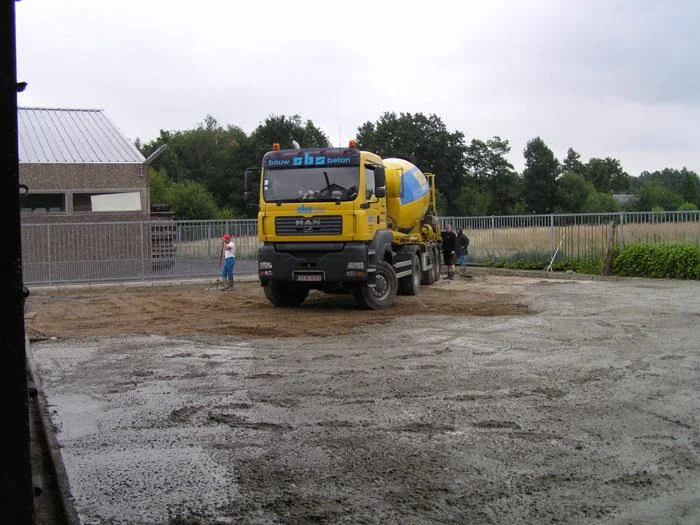 Betonmixer op de werf van de betonparking voor Knaepen