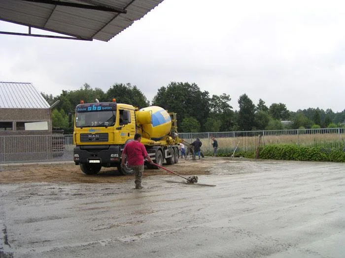 Betonaanvoer en afwerking van de parking bij Knaepen