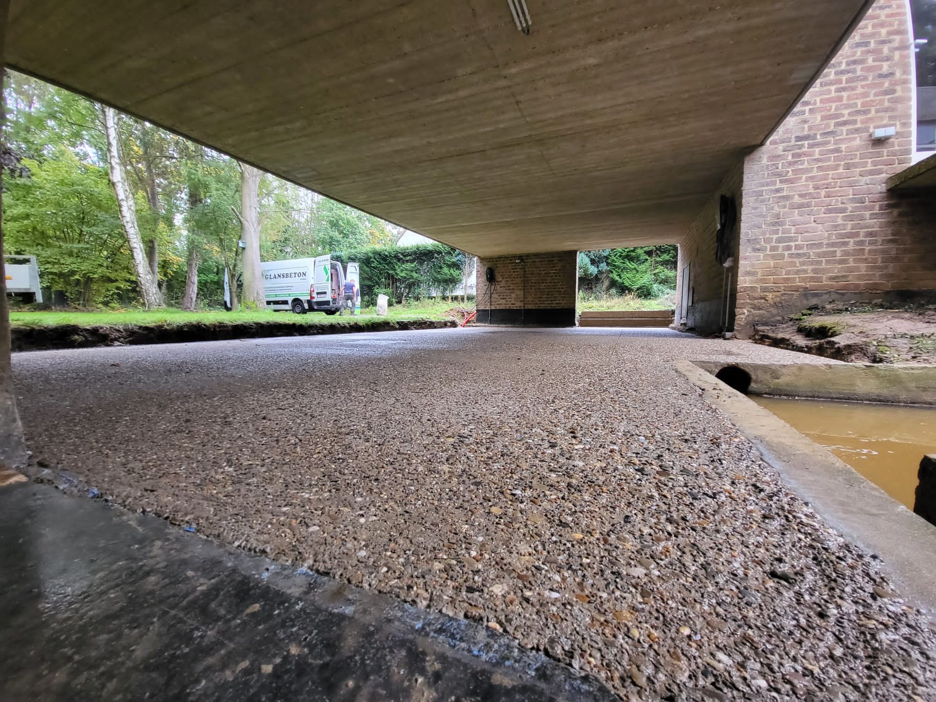 Uitgewassen betonnen terras onder woning Leclercq-Vandamme in Leuven, uitgevoerd door Glansbeton