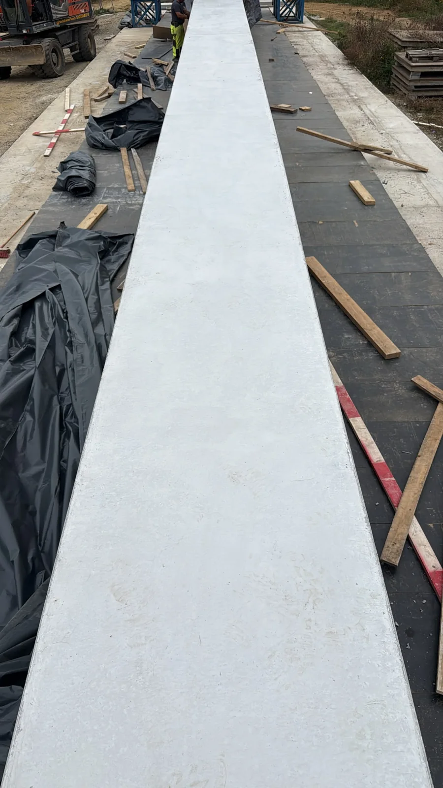 Met de hand afgewerkte zijde van de brugpyloon voor Stadsbader Contractors, tuibrug E40
