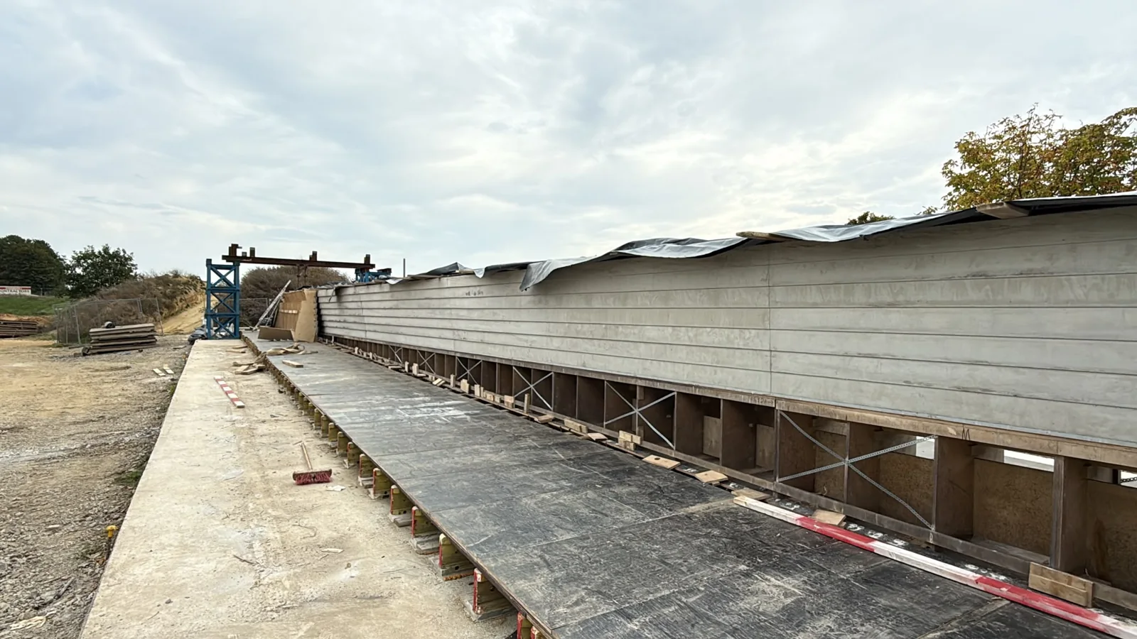 Liggende brugpyloon in de bekisting op het voormontageterrein