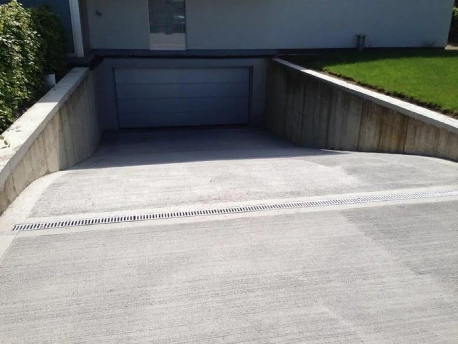 Geborstelde betonnen inrit naar een ondergrondse garage