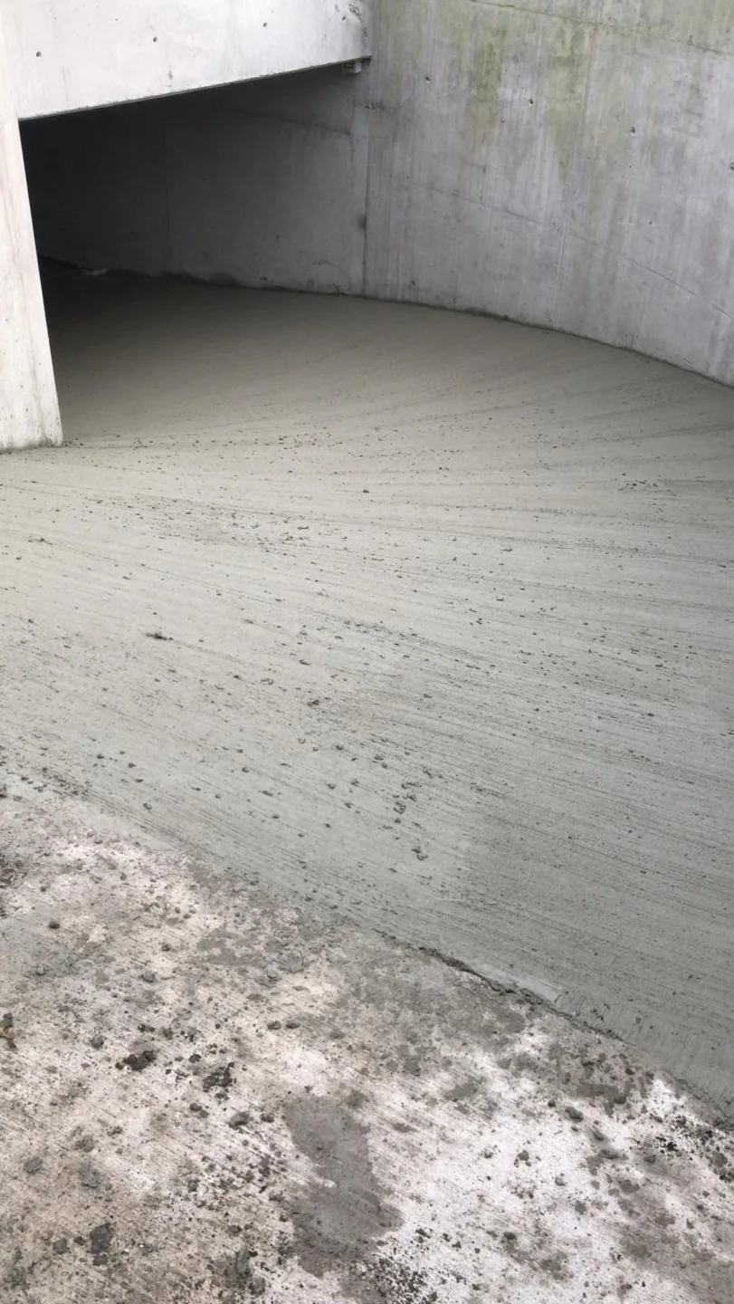 Geborstelde betonhelling in Berlare, gezien van bovenaan