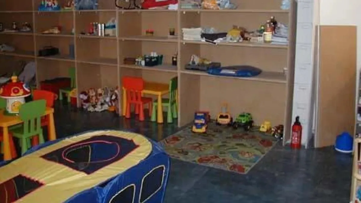 Blauwzwarte betonvloer in een kinderopvang