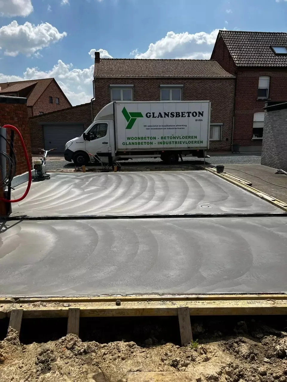 Machinaal polieren van een betonnen garagevloer