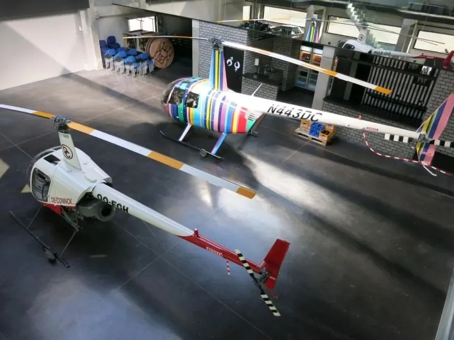 Betonvloer in een ruimte met een helikopter, voorbeeld bij kleurafwerking