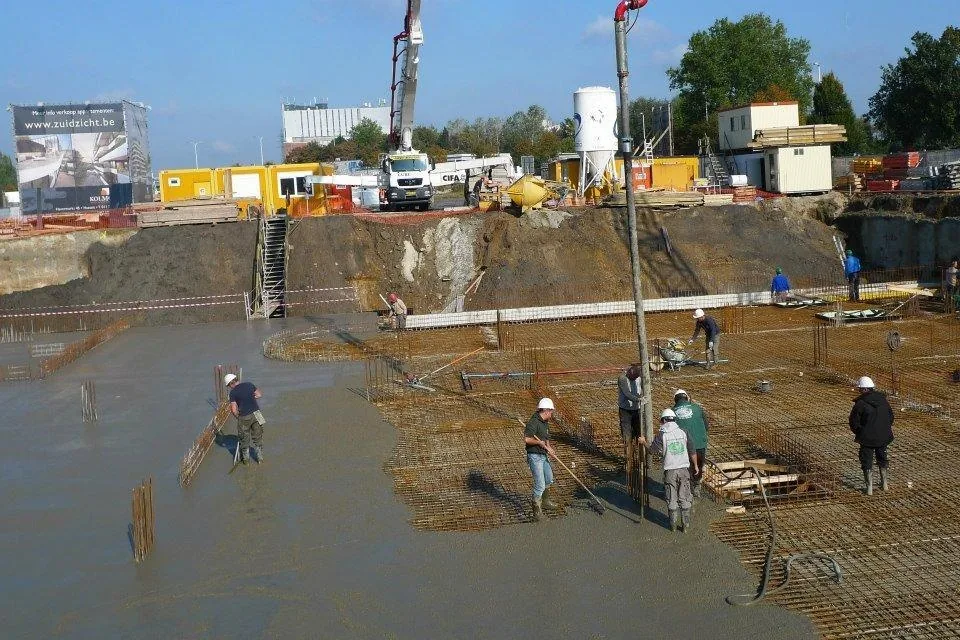 Beton storten en verdelen in de bouwput van Zuidzicht Hasselt