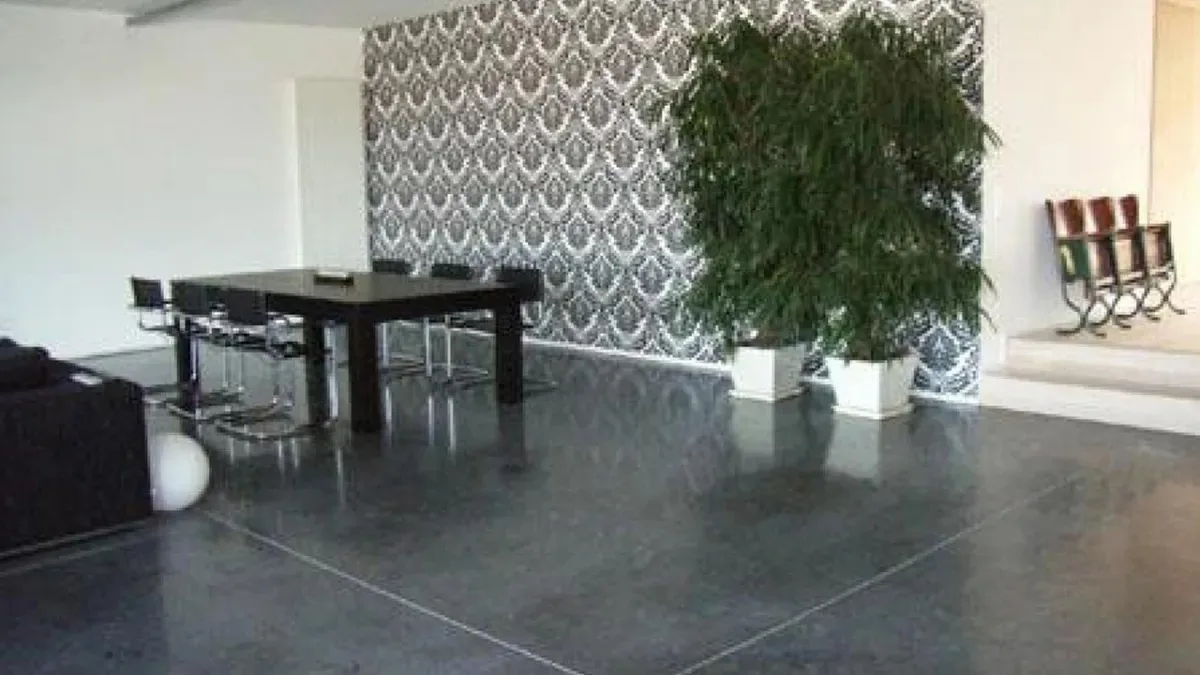 Gepolierde betonvloer in het interieur van een appartement in Brussel