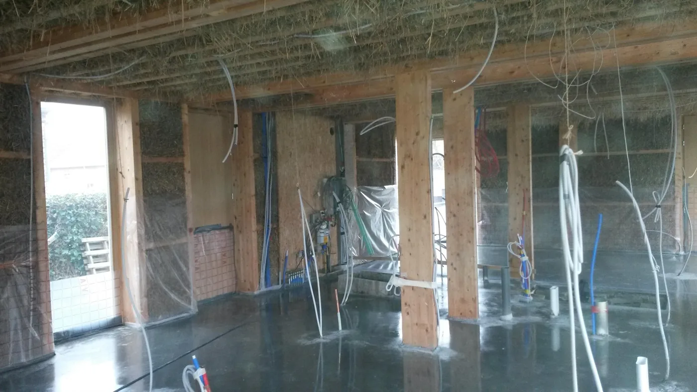 Cementkleurige betonvloer in de woning tijdens de uitvoering