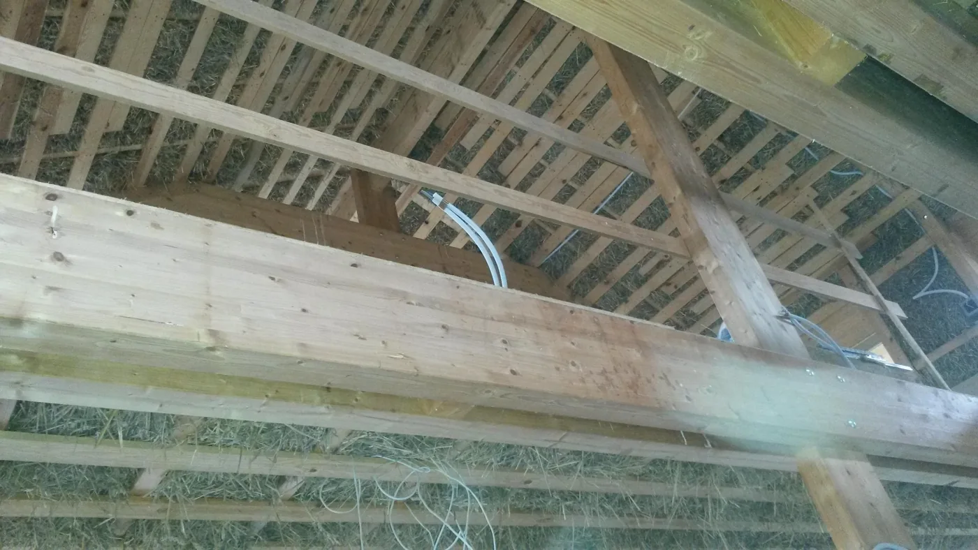 Detail van stro-isolatie en houten constructie tijdens de bouw