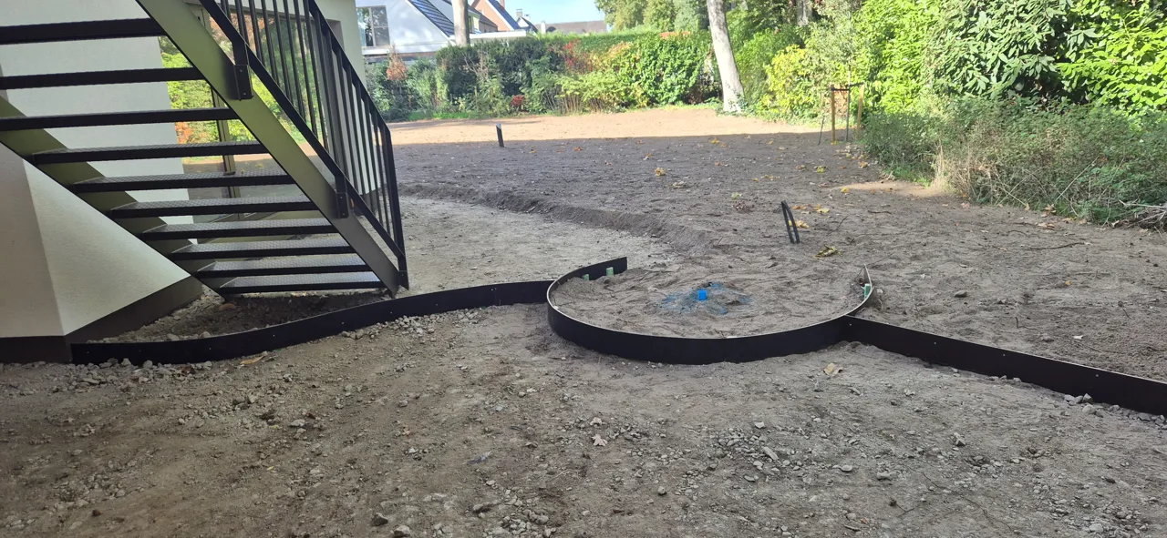 Gebogen bekisting voor een geplande uitgewassen betonverharding in Hasselt