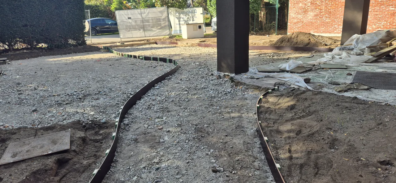 Werfbeeld uit de voorbereiding van betonpaden in Hasselt: klik om de video op YouTube te bekijken