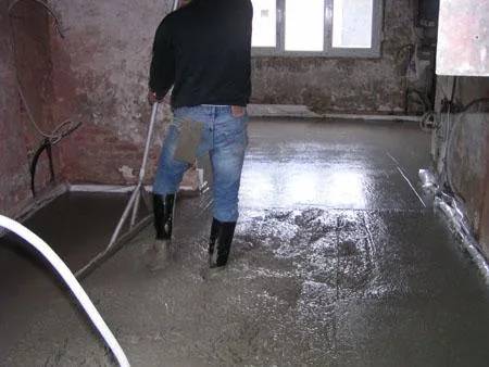 Beton verdelen met een pompslang in de rijwoning