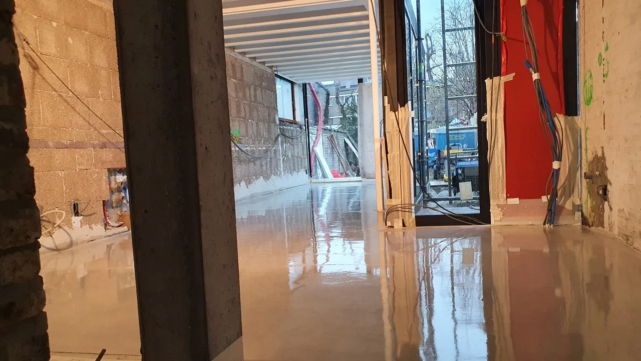 Witte betonvloer met reflecties tijdens de nabehandeling