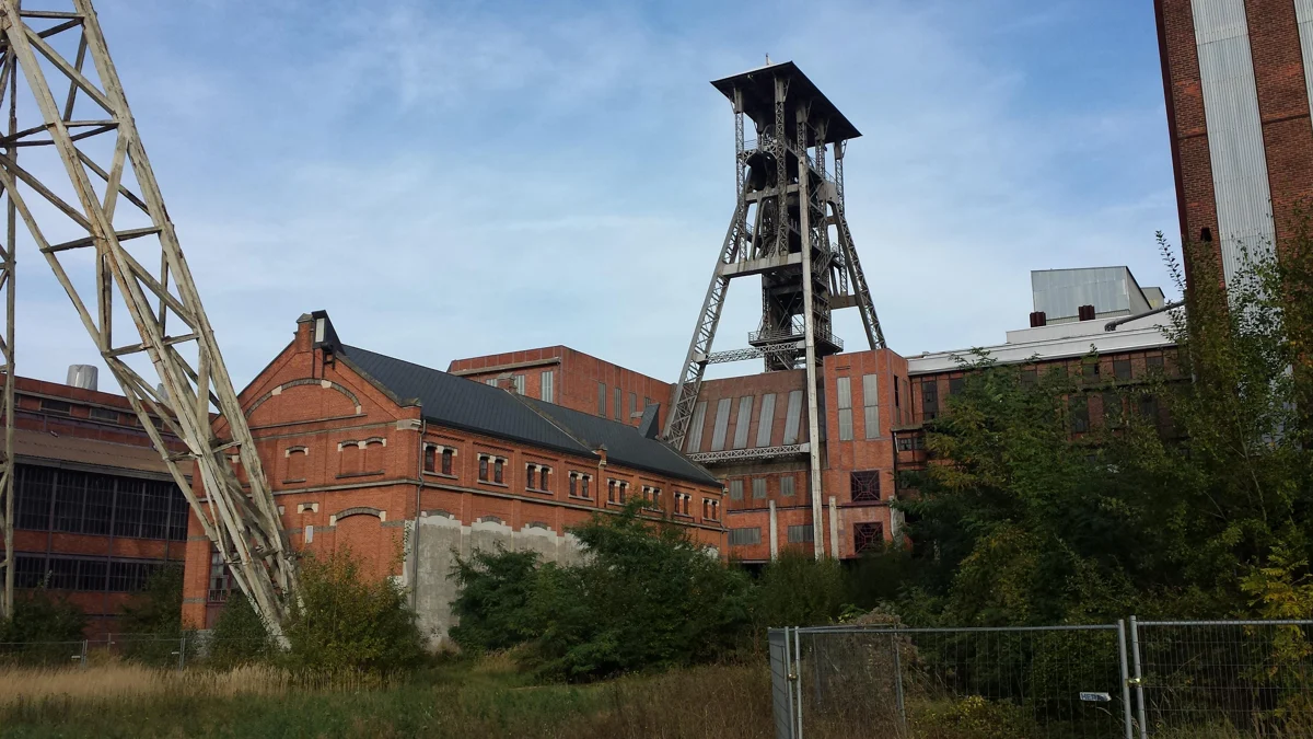 Schachtbok en bakstenen mijngebouwen tijdens de herontwikkeling in Beringen