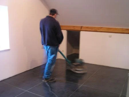 Machinale behandeling van de betonvloer in het duplexappartement