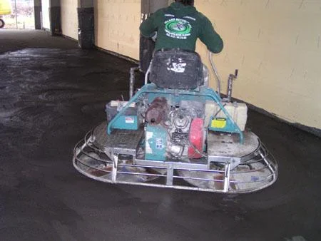 Medewerker op een dubbele poliermachine in het sportcomplex